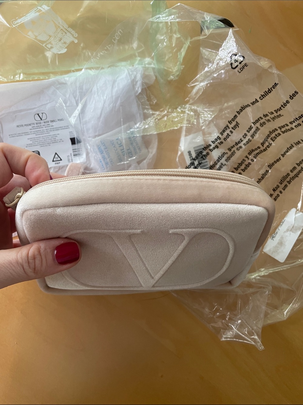 Valentino Garavani Cream Embossed VLogo Pouch Makeup Bag Rockstud Wristlet - Picture 11 of 11